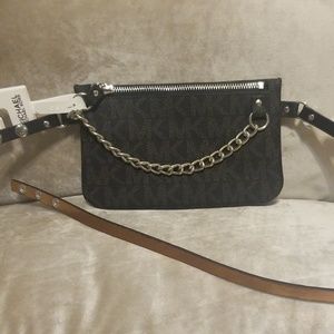 📍Michael Kors XL belt bag with chain